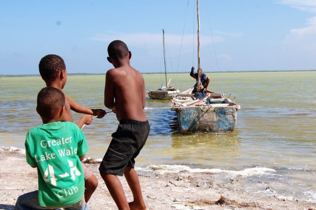 Ni&ntilde;os en la Laguna de Oviedo