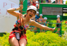 Scape Park at Cap Cana, donde vibrarán tus sentidos en una experiencia más allá de sol y playa Mujer disfruta mientras vuela en el zip Line en Scape Park de Cap Cana
