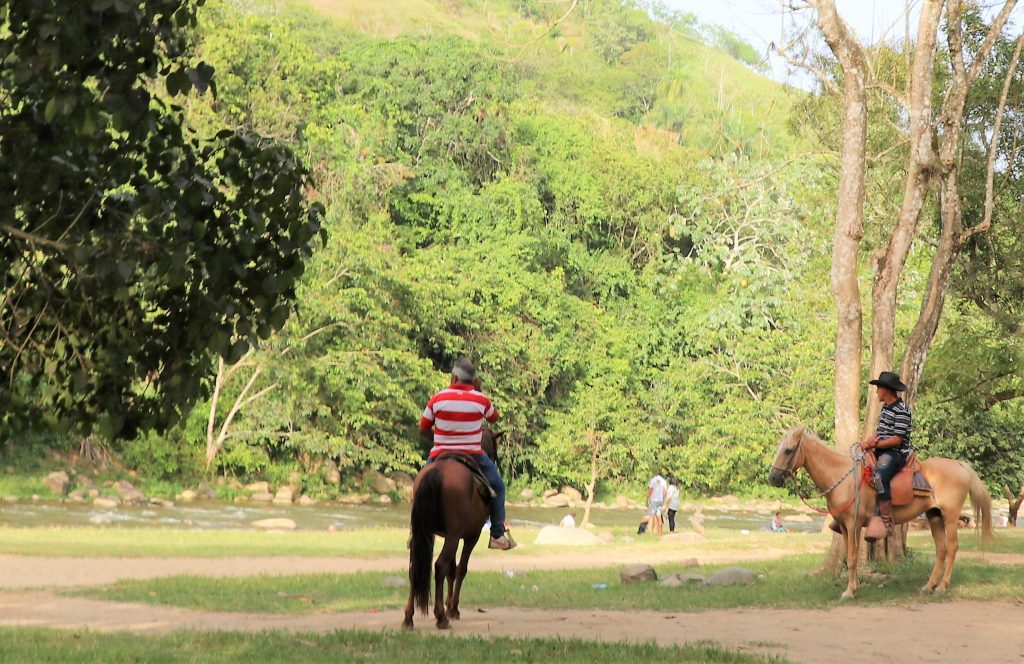 Las cabalgatas por las riberas del Yaque del Norte o del Jimenoa son unas de las principales atracciones de La Confluencia en Jarabaoca.
