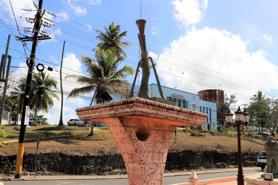 Plaza Cultural Manuela Diez Jiménez hay un monumento muy simbólico en honor a la madre del patricio Juan Palo Duarte ubicada en el centro de la ciudad de El Seibo.