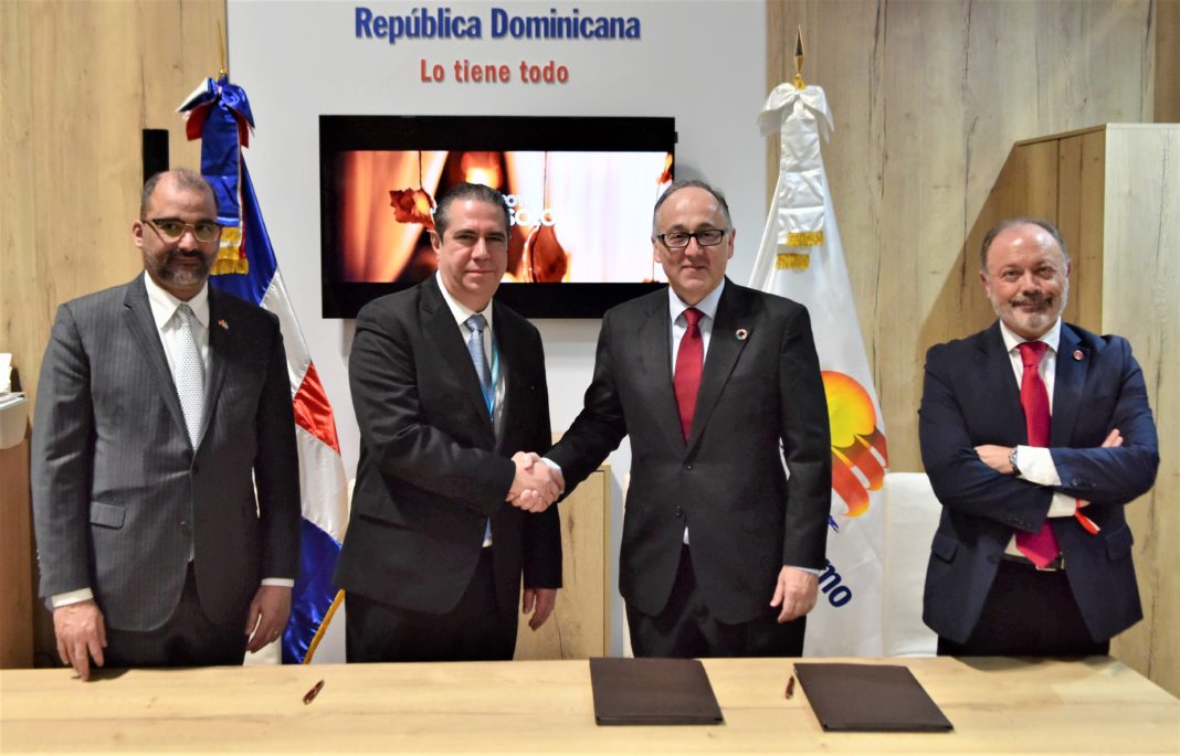 El Ministro de Turismo de la República Dominicana, segundo desde la izquierda, concretizó numerosos acuerdos entre empresarios europeos y el país en FITUR 2020.