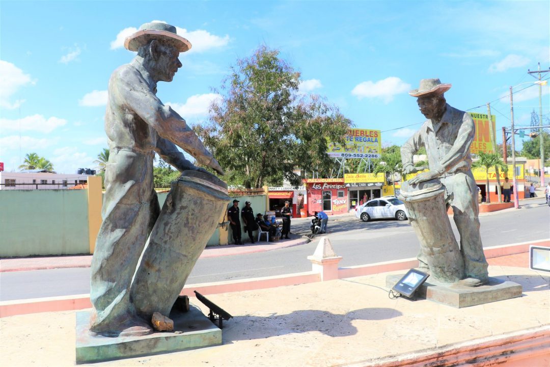 Efigies de dos atabaleros simbolizando las fiestas de atabales tradicionales en la ciudad de El Seibo.
