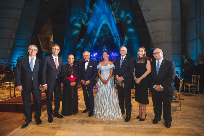 BPD_0325 (PRINCIPAL) De izquierda a derecha, los señores René Grullón, José Mármol, Monseñor Gregorio Nicanor Peña, José Antonio Molina, Natalie Peña Comas, Marino D. Espinal, Johanna Rodríguez de Grullón y Eduardo Grullón.