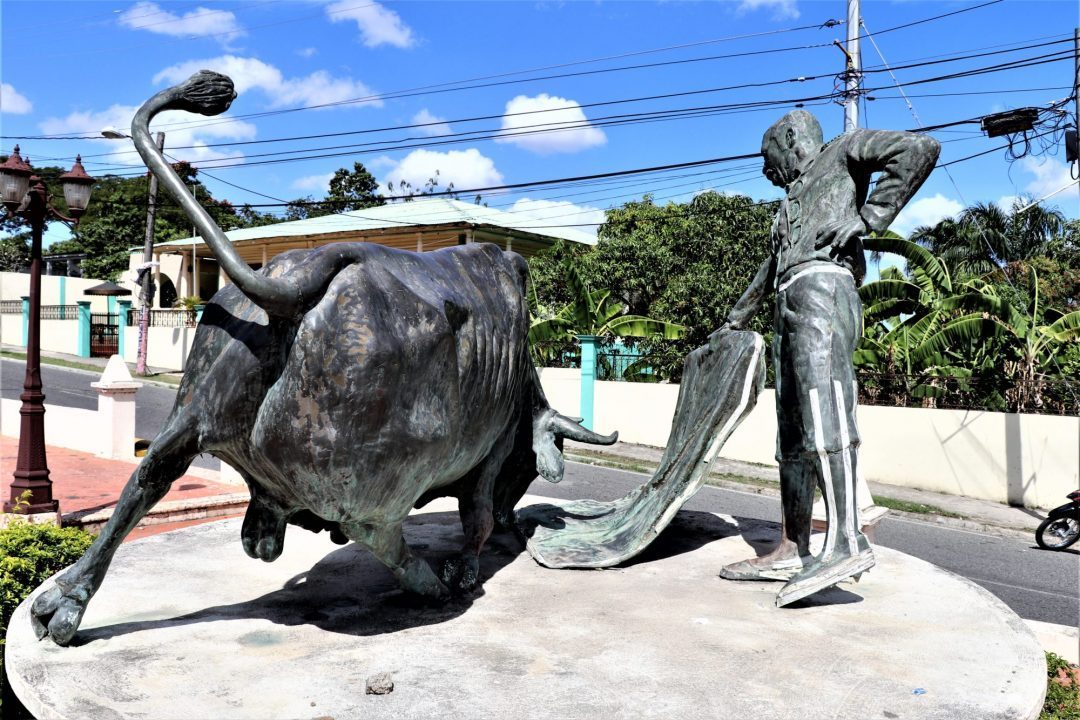 Recreación de un torero y el toro en la Plaza Manuela Diez como homenaje a la tradición de la corrida de toros El Seibo con animales que no son de lidia.