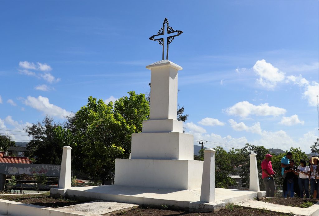 Monumento La Cruz de Asomante ubicada en lo que es hoy el barrio Los Hoyitos en la entrada oeste de la ciudad de El Seibo.