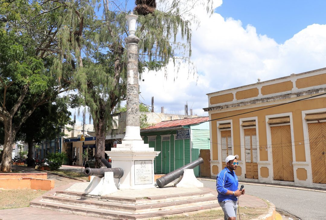 Parque de los Cañones o parque de las Columnas. Se observa una sola columna en pie en este lugar histórico de la ciudad de El Seibo.