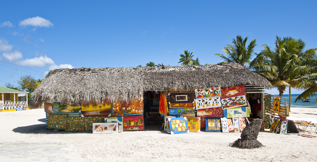 Las casas típicas como galerías para exponer sus pinturas armonizan con el Caribe.
