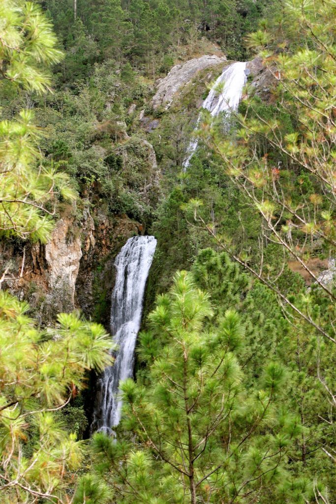 Salto de Jimenoa 2 en Jarabacoa con acceso por la carretera que conduce a Constanza.