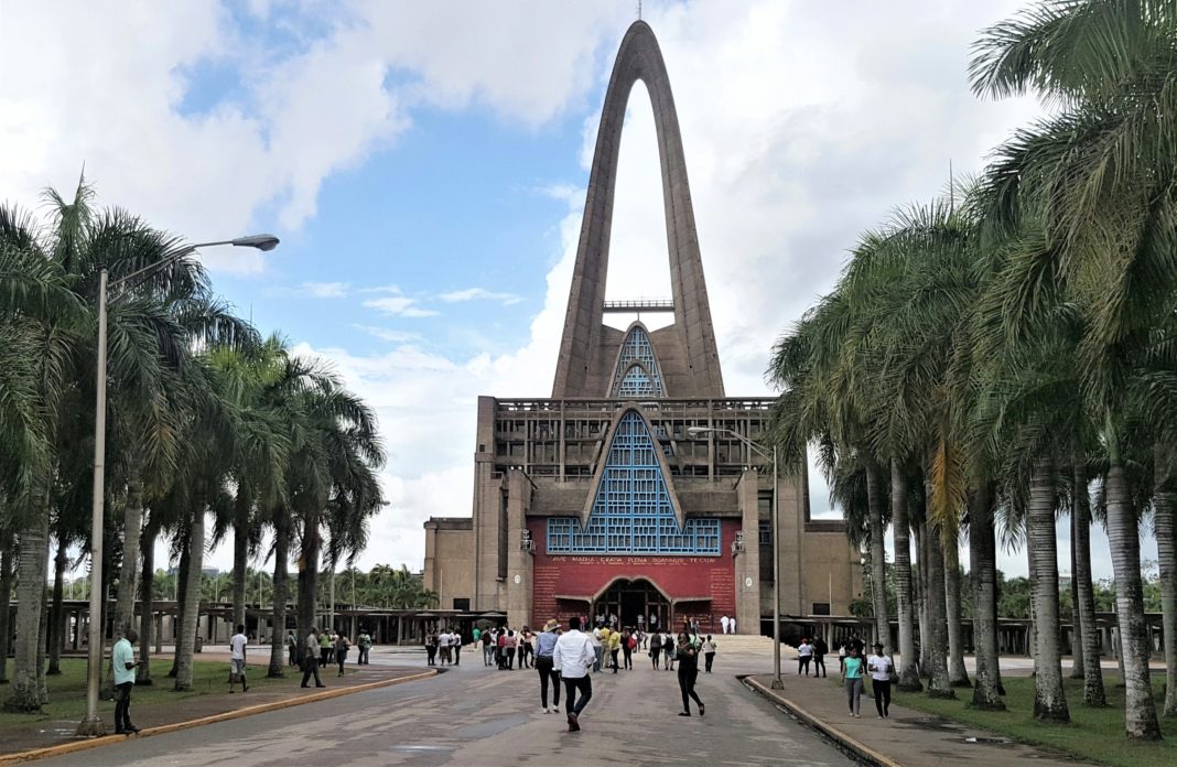 Vista frontal de la Basílica Nuestra Señora de la Altagracia en Higüey, centro principal de peregrinaje de la devoción mariana en República Dominicana.