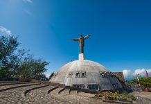 De Guzmancito a Cabarete, escapadas de playas o montañas por los rincones de Puerto Plata para disfrutar el verano dominicano Cristo en la cima de la Loma Isabel de Torres en Puerto Plata