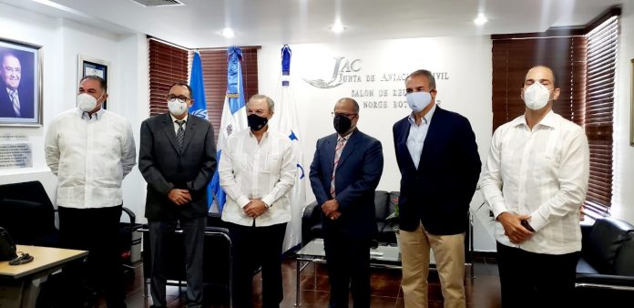 El presidente de la Junta de Aviación Civil (JAC), José Marte Piantini, junto a las autoridades de aeropuertos privados del país.