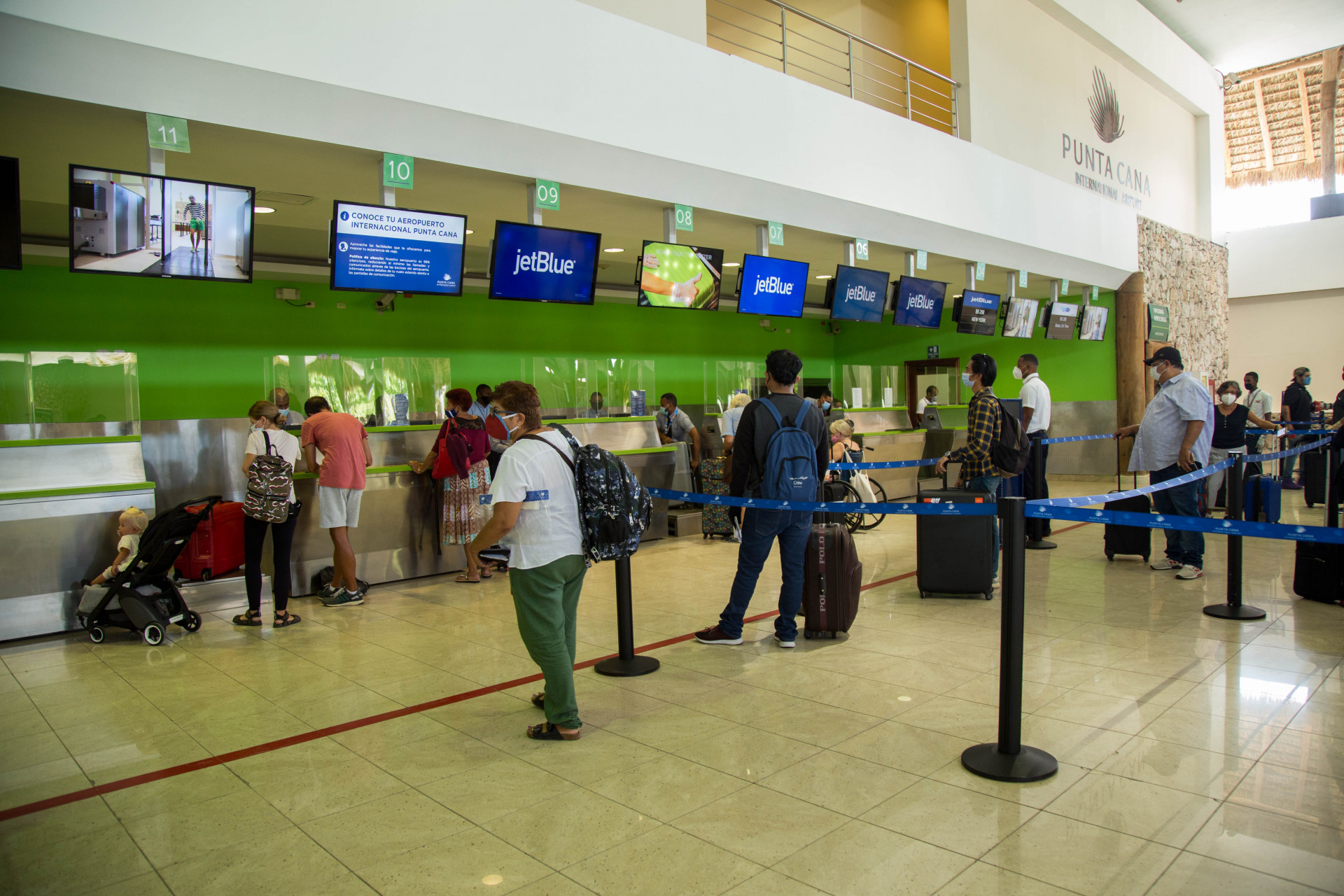 Pasajeros en una de las terminales del Aeropuerto Internacional de Puntacana.