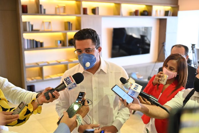 David Collado hablando con la prensa