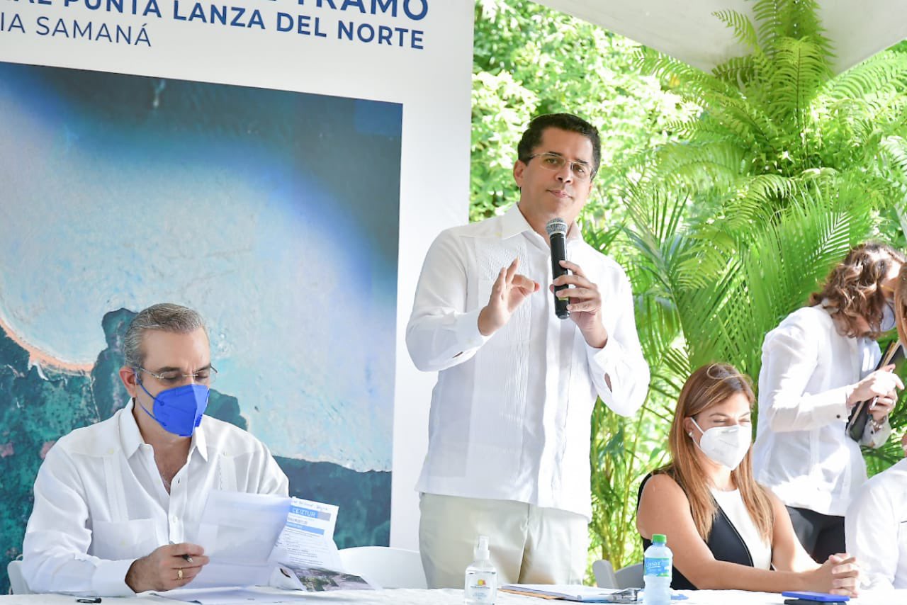 dando el primer picazo de la reconstrucción de acceso vial tramo Limón-Playa Morón y Ramal Punta Lanza del Norte.