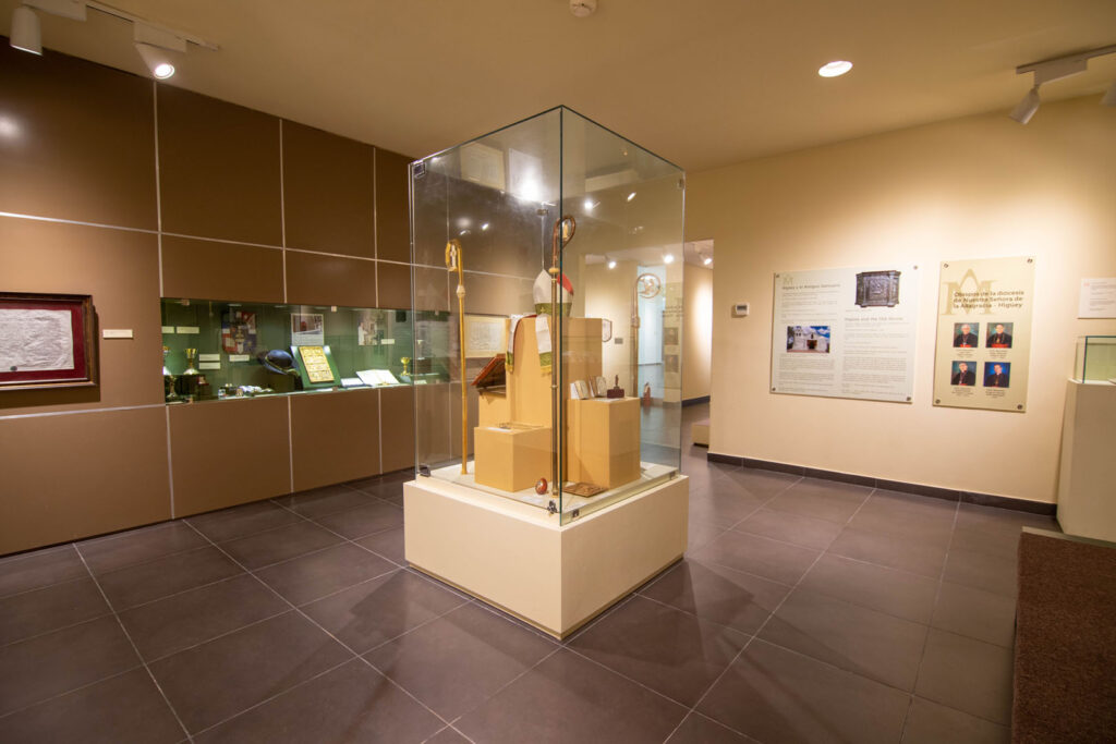 El visitante puede llegar al museo directamente desde la Basílica o desde la avenida La Altagracia.