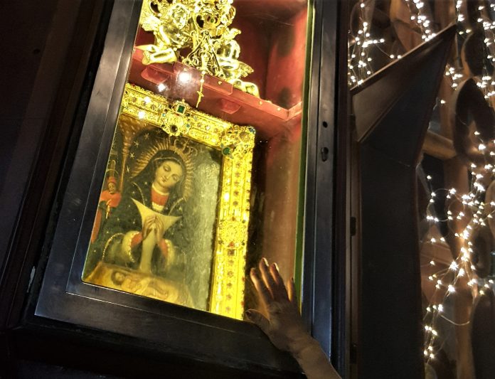 Devoción mariana en la Basílica de Higüey.