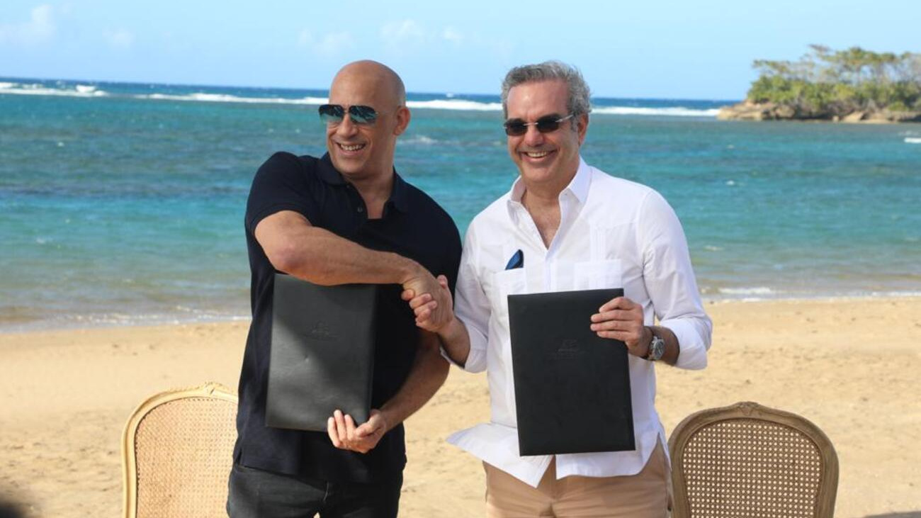 El presidente dominicano y el actor Vin Diesel celebran la firma del acuerdo.