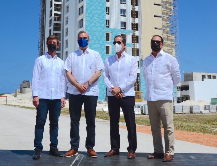 Presidente Luis Abinader visita etapa final de la torre “7 Mares at Cap Cana”