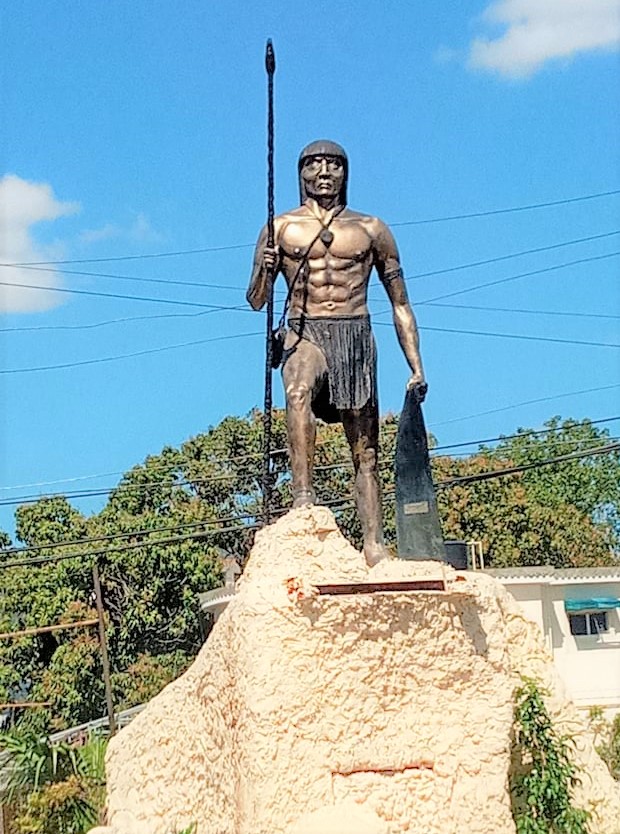 Estatua en honor al cacique Enriquillo en Azua