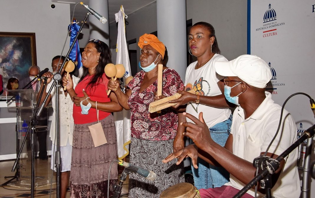 Los Congos de Villa Mella durante su presentación en el Ministerio de Cultura