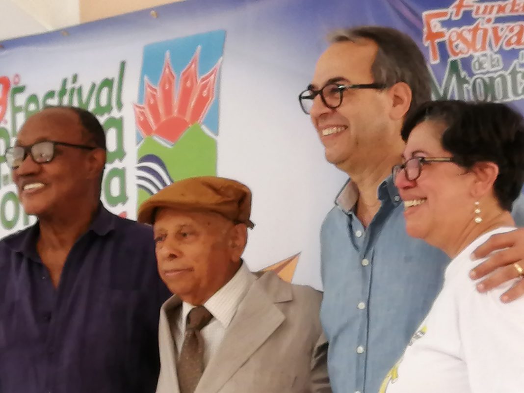 Taty Hernández junto a José Mármol, Manuel Mora Serrano y Mateo Morrison, tres premios nacionales en una de las pasadas ediciones del Festival de Poesía en La Montaña.