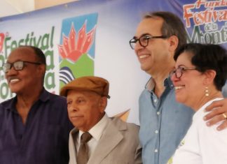 Noviembre trae el Festival de Poseía en La Montaña: Cuando los versos tocan las estrellas en Jarabacoa Taty Hernández junto a José Mármol, Manuel Mora Serrano y Mateo Morrison, tres premios nacionales en una de las pasadas ediciones del Festival de Poesía en La Montaña.