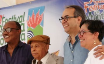 Noviembre trae el Festival de Poseía en La Montaña: Cuando los versos tocan las estrellas en Jarabacoa Taty Hernández junto a José Mármol, Manuel Mora Serrano y Mateo Morrison, tres premios nacionales en una de las pasadas ediciones del Festival de Poesía en La Montaña.