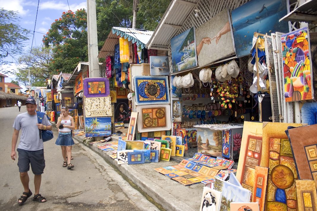 Turistas caminan por una de las calles comerciales de Sosúa.