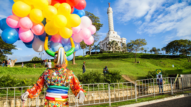 El carnaval de Santiago invita a disfrutar de las expresiones carnavalescas más coloridas del país.