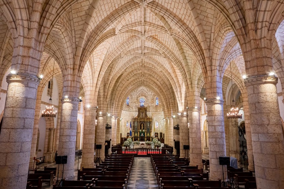 Catedral primada de América Fachada frontal de la Catedral con vista al Campanario