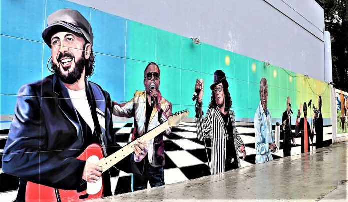 Mural de los Artistas Juan Luis Guerra en primer plano