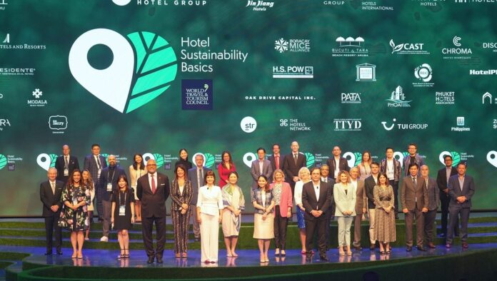 Dirctivos del WTTC y delegados de las instituciones miembros, durante la apertura de la Cumbre Global del Consejo de Viajes y Turismo 2022.