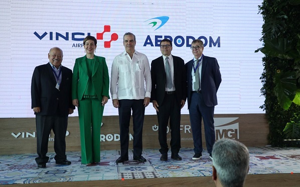Dl presidente Abinader junto a los ejecutivos de Vinci Airport y Aerodom, las empresas que gestionan el AILA