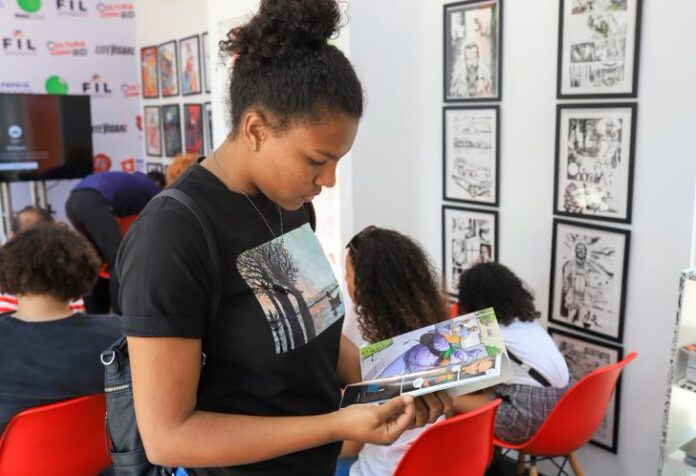 Joven leyendo en la Feria del Libro Santo Domingo 2022.