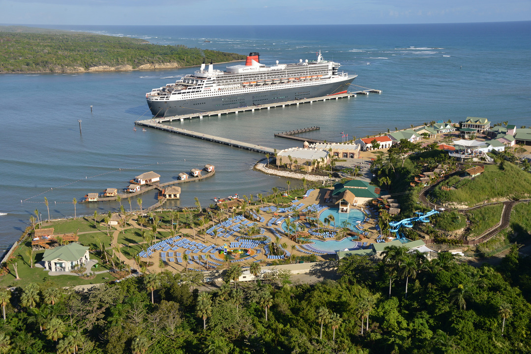 El crucero Queen Mary de Carnival Corporation anclado en el puerto Amber Cove de Puerto Plata.