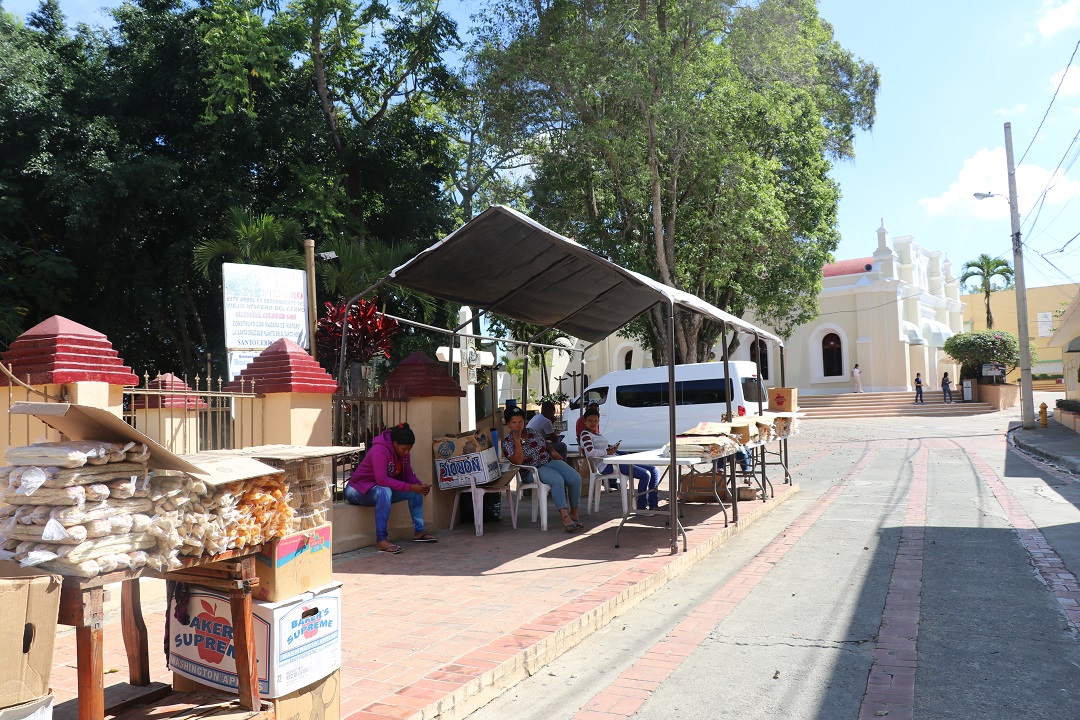 Vendedores de roquetes y souvenirs en los alrededores del Santuario de Las Mercedes en el Santo Cerro.
