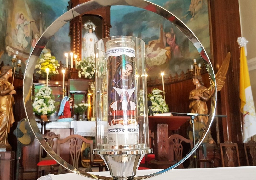 Altar mayor en el Santuario Las Mercedes en el Santo Cerro, La Vega.