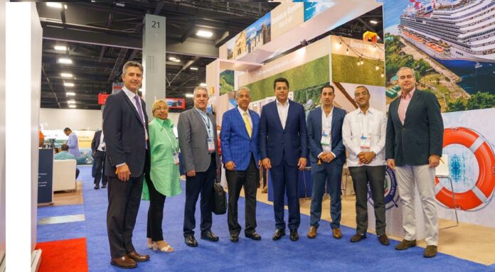 El ministro de Turismo, David Collado, junto a los operadores de puertos de República Dominicana y el cónsul dominicano en Miami en la apertura de la feria que realiza la Florida Caribbean Cruise Association.