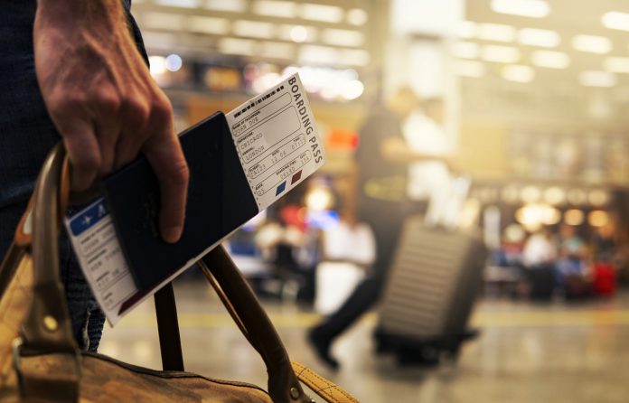 Viajero y Pasaportes en aeropuerto