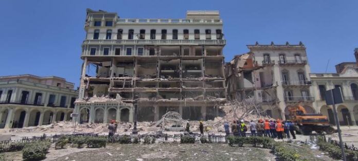 Estado en que quedó la fachada del hotel Saratoga en La Habana