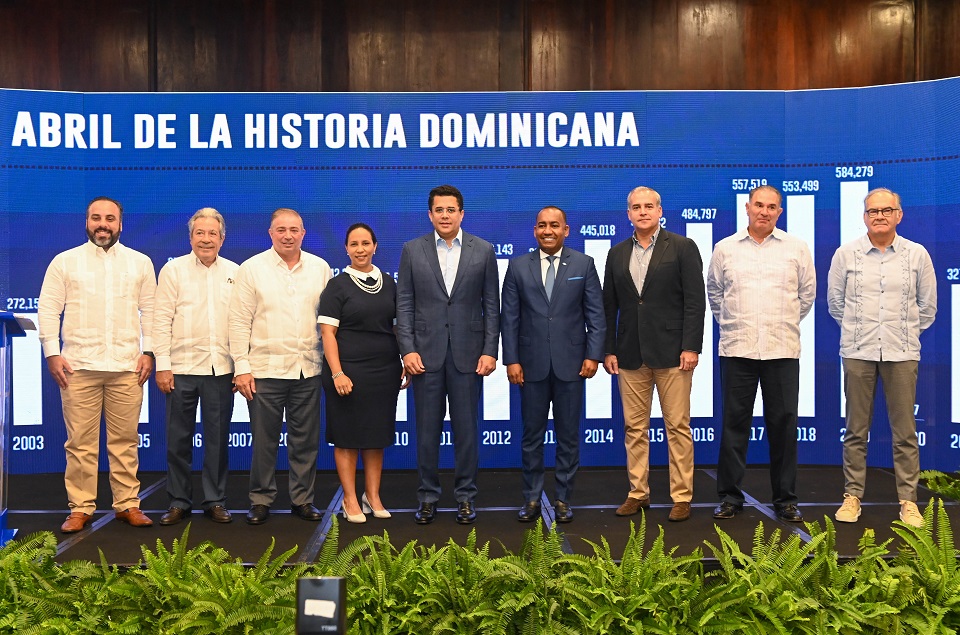 Dirigentes de la Asociación de Hoteles y Turismo de la República Dominicana junto al Ministro de Tursmo, David Collado.