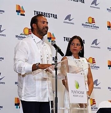 Hiram Silfa, director de Campos de Golf en Puntacana Resort & Club y Carmen Rosa de Torres, directora de Ventas y Hospitalidad de Puntacana Resort & Club. 