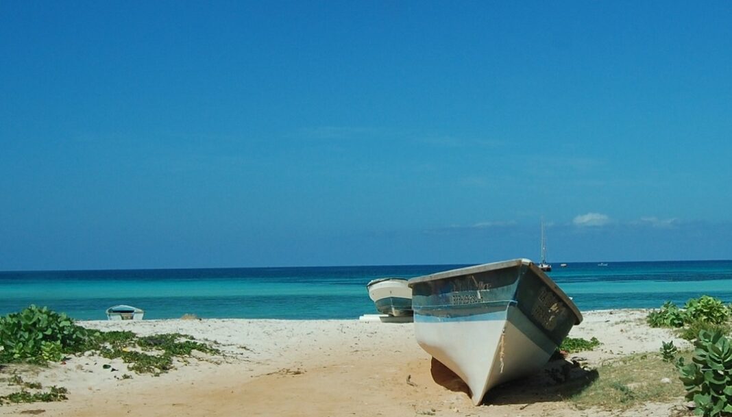 Hoy día las playas y costas de Cabo Rojo y Bahía de las Águilas en Pedernales son prácticamente vírgenes.