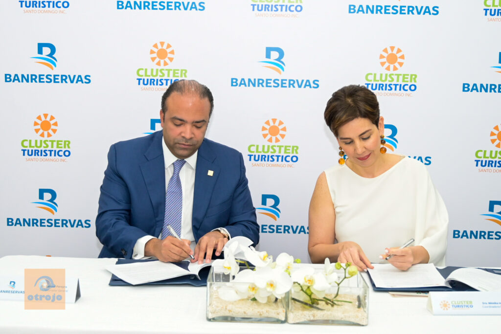 Samuel Pereyra, administrador general de Banreservas, y Mónika Infante, coordinadora general del Clúster Turístico de Santo Domingo firmaron el acuerdo de colaboración.