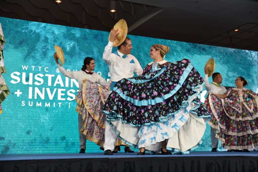 El ballet folclórico local Guamanique, compañía dedicada a preservar y promover las danzas y músicas tradicionales de Puerto Rico, durante el espectáculo de apertura de la Cumbre del WTTC.