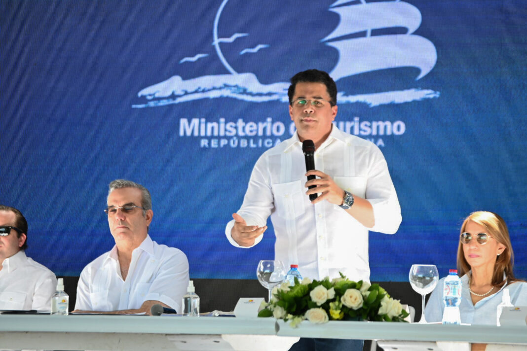 El presidente Abinader y el ministro de Turismo en el inicio de trabajos de reordenamiento de la playa de Sosúa.