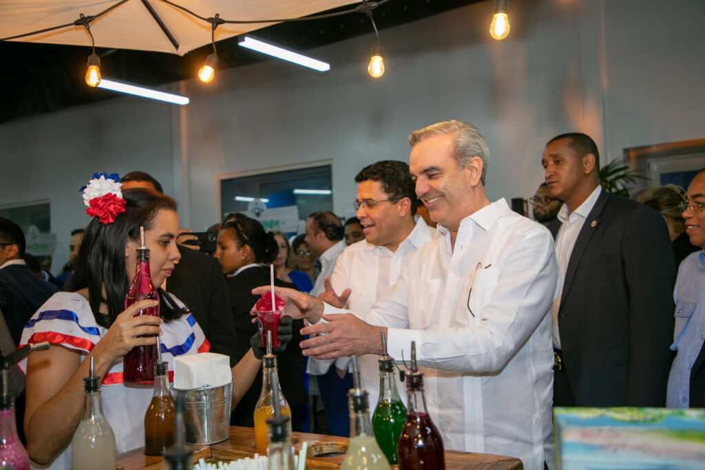 El presidente Abinader degusta un frío frío, único en la gastronomía dominicana