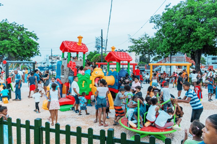 La modernización del parque significó la instalación de juegos infantiles, bancos, señalética, verjas perimetrales y la iluminación adecuada.