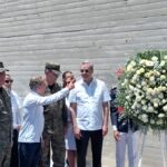 Juan Pablo Uribe explica al presidente el valor de la estructura escultórica del monumento