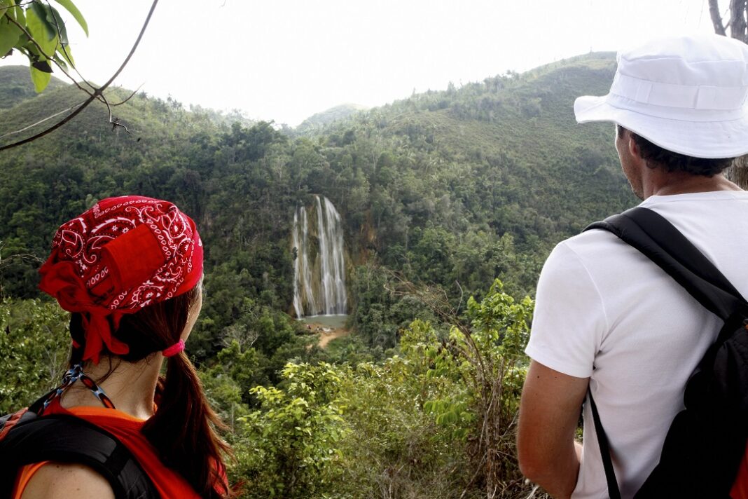 Encuesta Marriott Bonvoy. Turistas en excursión al Salto del Limón en Samaná.